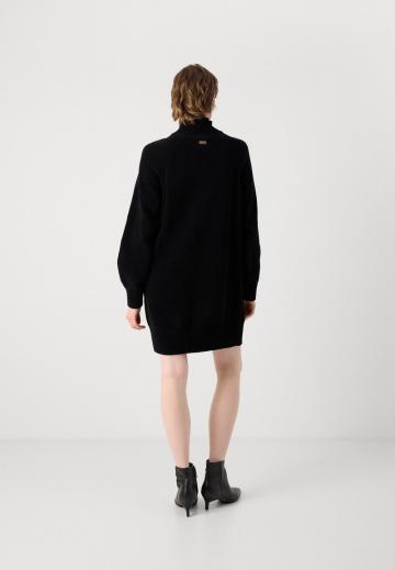 Вязаное платье