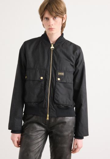 Куртка с накладнымит карманами