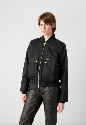 Куртка с накладнымит карманами