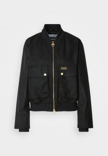 Куртка с накладнымит карманами