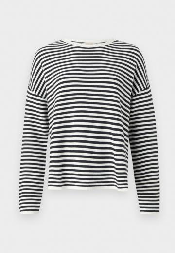 Пуловер в полоску