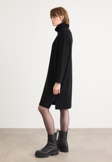 Вязаное платье