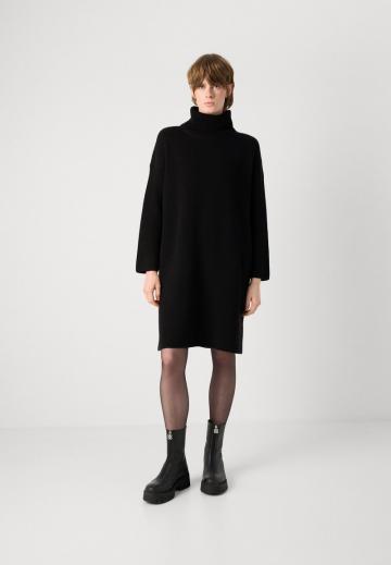 Вязаное платье