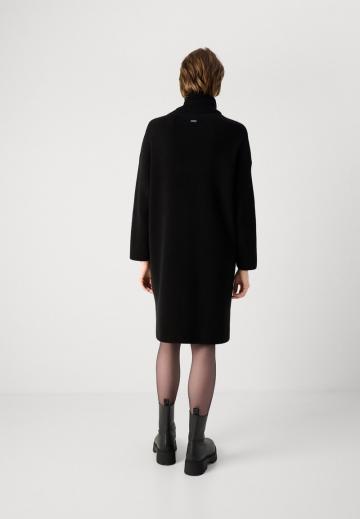 Вязаное платье