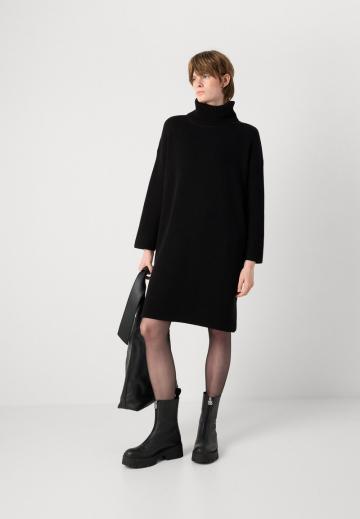 Вязаное платье