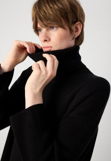 Вязаное платье