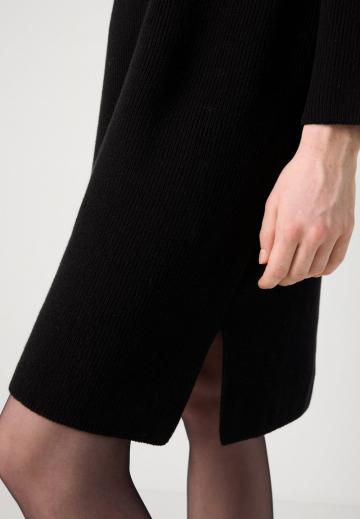 Вязаное платье