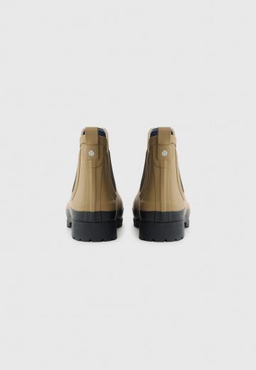 Резиновые сапоги