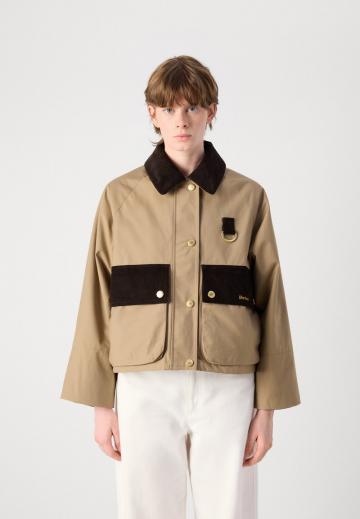 Куртка с накладнымит карманами