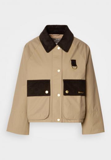 Куртка с накладнымит карманами