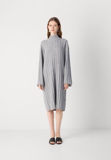 Вязаное платье