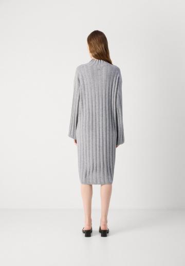 Вязаное платье