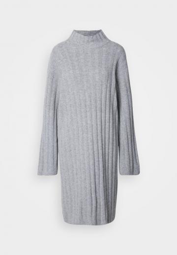 Вязаное платье