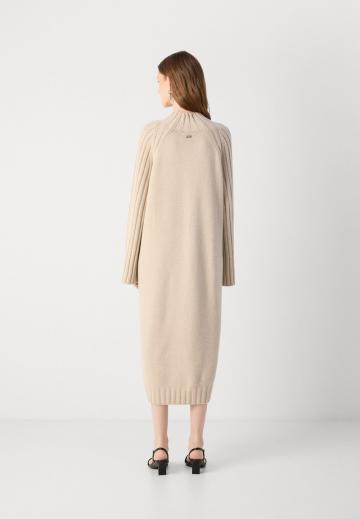 Вязаное платье