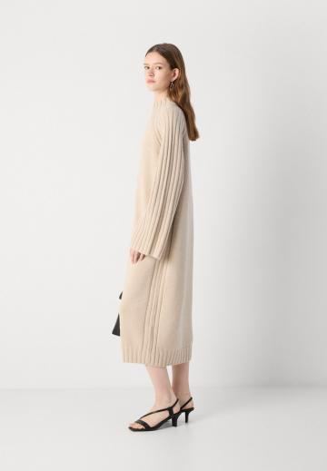 Вязаное платье