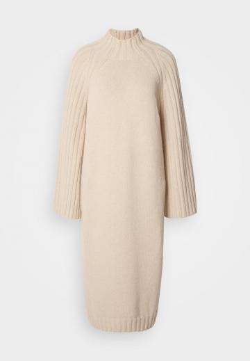 Вязаное платье