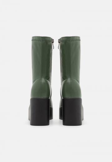 Сапожки на танкетке