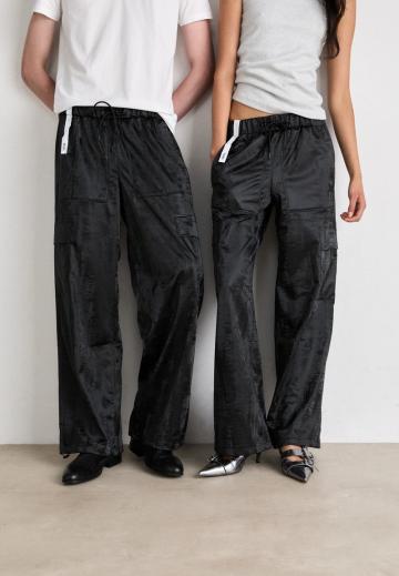 Брюки с накладными карманами