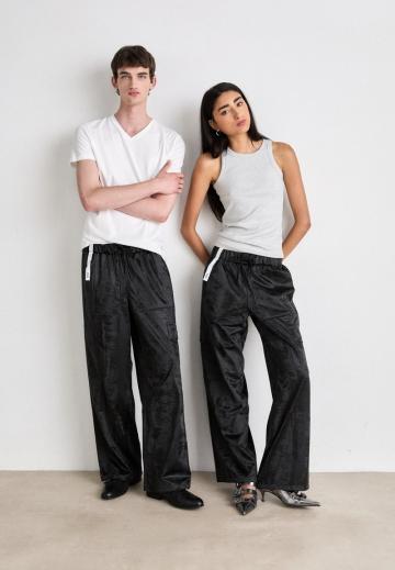 Брюки с накладными карманами