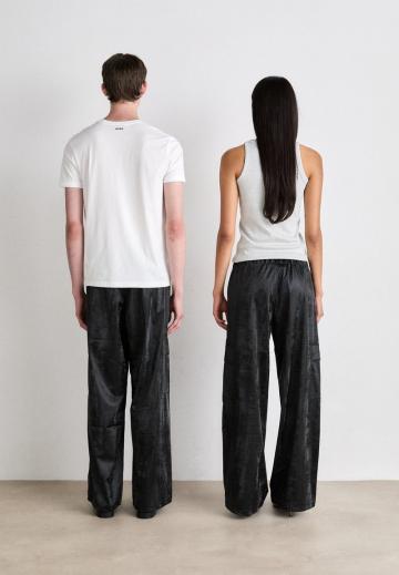 Брюки с накладными карманами