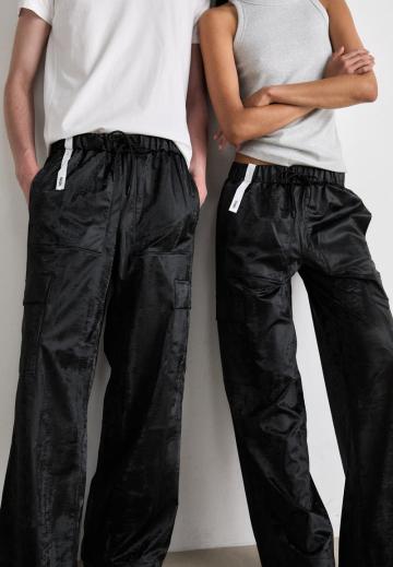 Брюки с накладными карманами