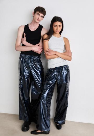 Брюки с накладными карманами