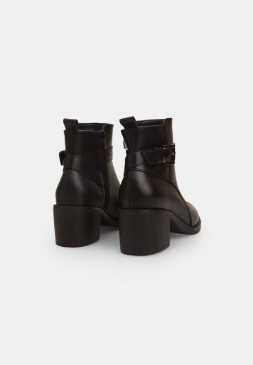 Полусапожки на высоком каблуке