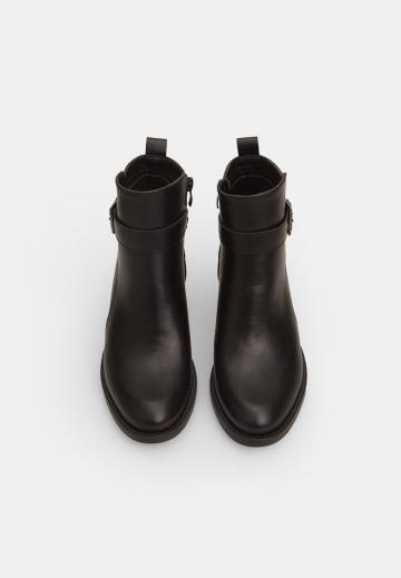 Полусапожки на высоком каблуке