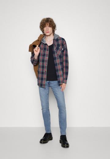 Узкие джинсы