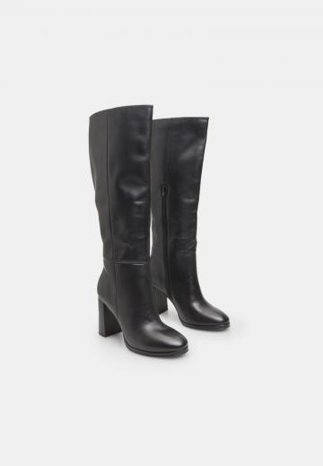 Высокие сапоги