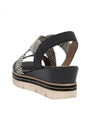 Босоножки на танкетке