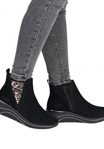 Сапожки на танкетке