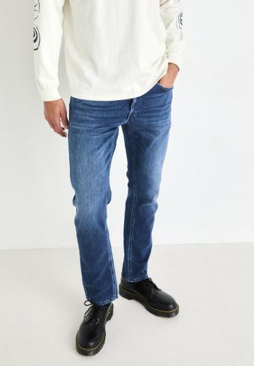 Прямые джинсы