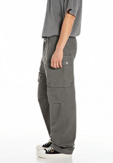 Брюки с накладными карманами