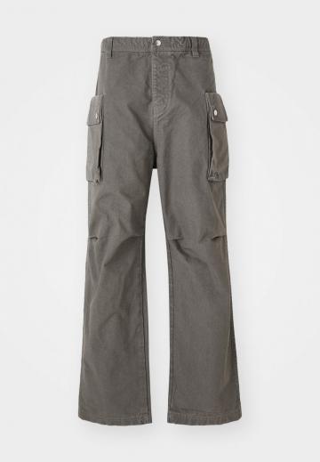 Брюки с накладными карманами