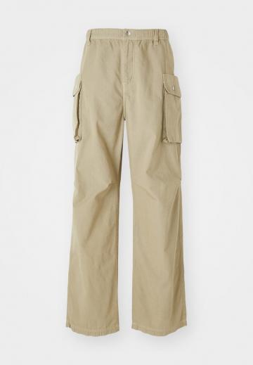 Брюки с накладными карманами