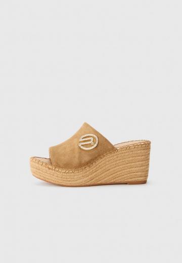 Босоножки на танкетке