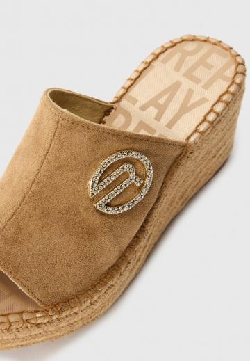 Босоножки на танкетке