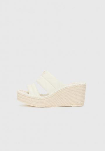 Босоножки на каблуке