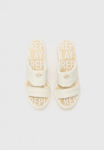 Босоножки на каблуке