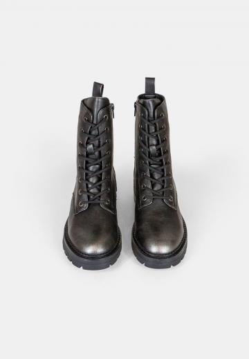 Ботинки на шнуровке