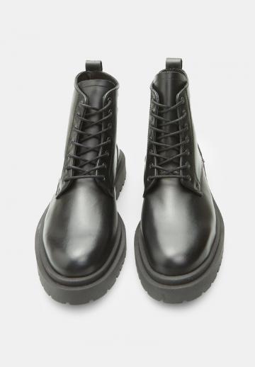 Ботинки на шнуровке