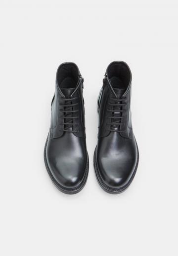 Ботинки на шнуровке