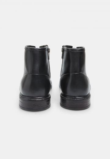 Ботинки на шнуровке