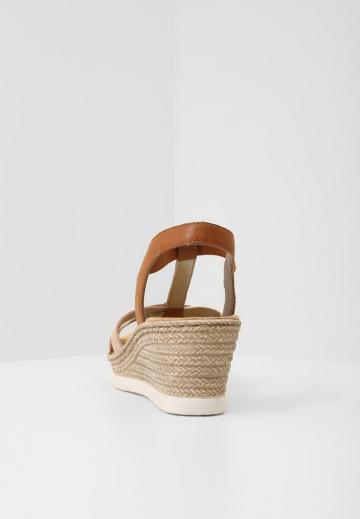 Босоножки на танкетке