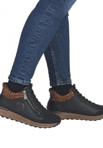 Сапожки на танкетке