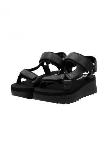 Босоножки на танкетке