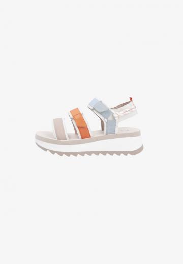 Босоножки на танкетке