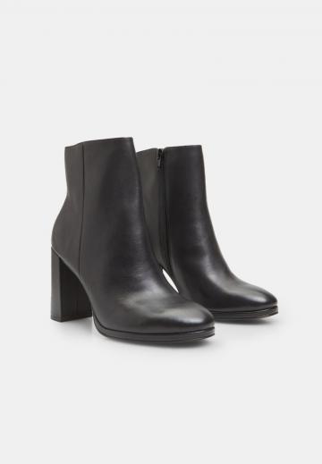 Полусапожки на высоком каблуке