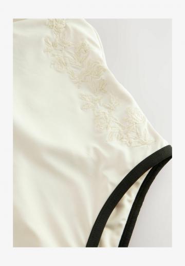 Слитный купальник